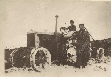 Traktor na veľkostatku T.Biedermanna Thurónyiho r.1928 Traktor na veľkostatku T.Biedermanna Thurónyiho r.1928