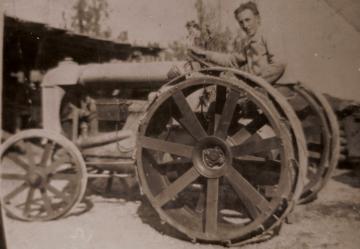 1. súkromný traktor v Klátovej Novej Vsi Antona Jakubíka r.1926 1. súkromný traktor v Klátovej Novej Vsi Antona Jakubíka r.1926