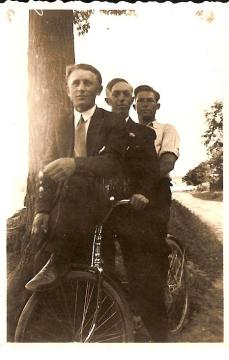 Klátovskí mládenci na výlete r. 1930 Klátovskí mládenci na výlete r. 1930