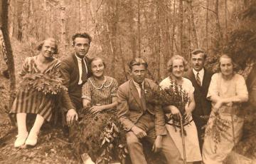 Nedeľné výlety klátovskej mládeže na Kostrín - okolo r. 1930 Nedeľné výlety klátovskej mládeže na Kostrín - okolo r. 1930