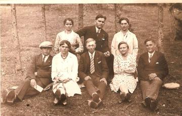 Nedeľné výlety klátovskej mládeže na vrch Kostrín - okolo r. 1930 Nedeľné výlety klátovskej mládeže na vrch Kostrín - okolo r. 1930