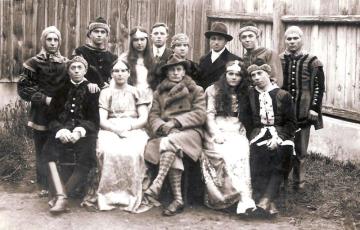 Ochotníci s pánom učiteľom Maloveckým 30-te roky 20. st. Ochotníci s pánom učiteľom Maloveckým 30-te roky 20. st.