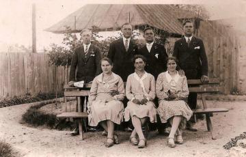 Pred starou Poštou v Štíte r. 1930 Pred starou Poštou v Štíte r. 1930