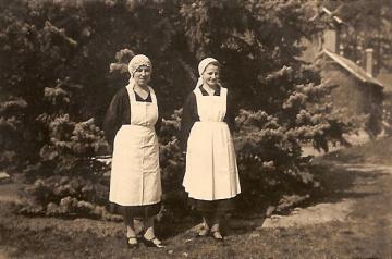 Slúžky v kaštieli Anna Barboríková a Anna Bielická r. 1935 Slúžky v kaštieli Anna Barboríková a Anna Bielická r. 1935