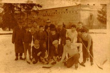 Hokejisti Pavol Bielich, Anton Halmo, Eman Bielich, Vojtech Gális, Pavel Gašparík, Milan Gašparík, Štefan Peťovský st., Anton Gašparík, Pavel Halmo, Jozef Halmo, Štefan Krátky, Ján Halmo a Pavel Števanka na rybníkoch Hokejisti Pavol Bielich, Anton Halmo, Eman Bielich, Vojtech Gális, Pavel Gašparík, Milan Gašparík, Štefan Peťovský st., Anton Gašparík, Pavel Halmo, Jozef Halmo, Štefan Krátky, Ján Halmo a Pavel Števanka na rybníkoch
